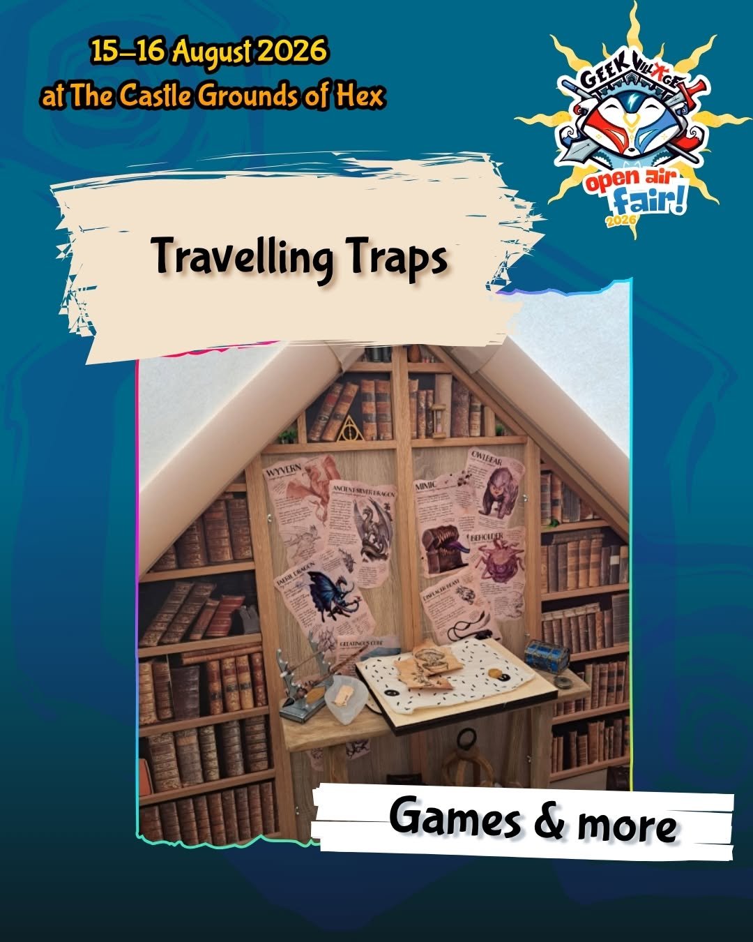 Poster van Geek Village Open Air Fair 2026: de stand van Travelling Traps, een houten kamer vol boekenkasten en monsterprenten.