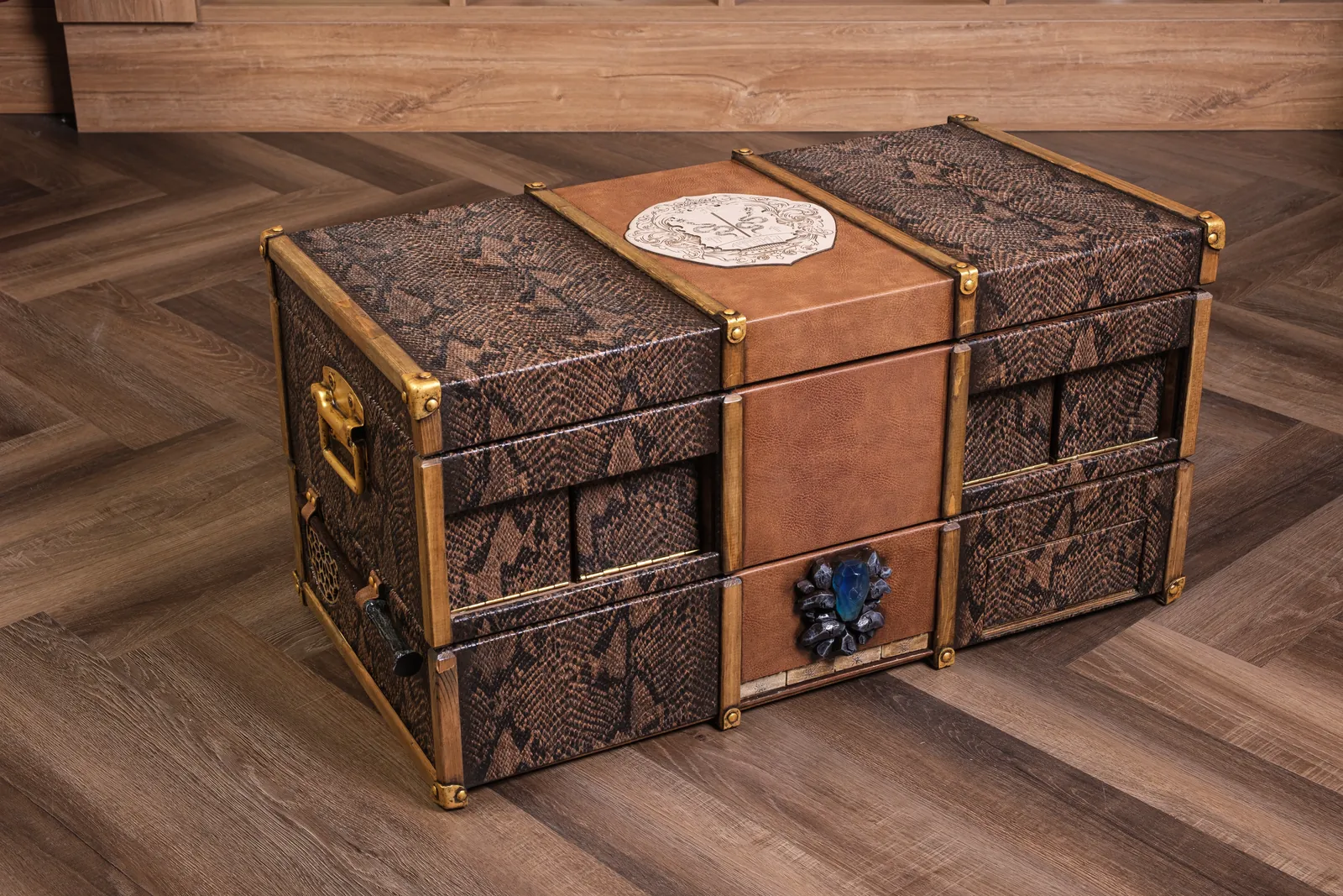 De gesloten kist van School of Magic met gesmede beslagen en ingelegde panelen.